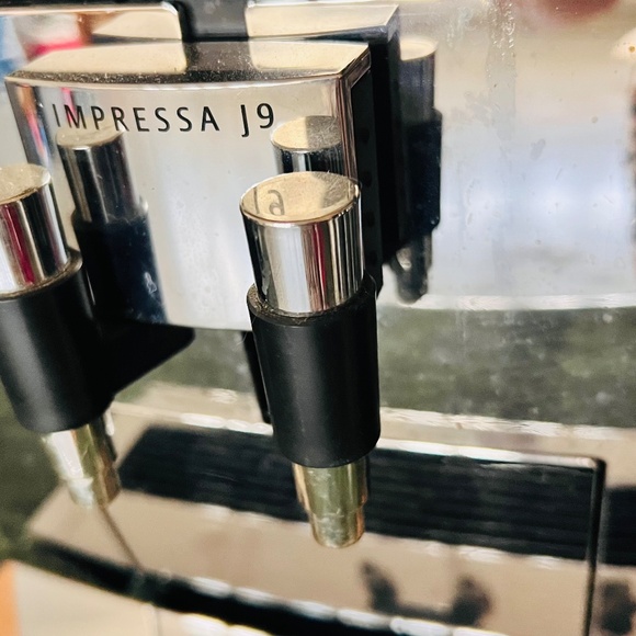 Jura Impressa J9 TFT One-Touch Coffee Machine - Picture 7 of 8
